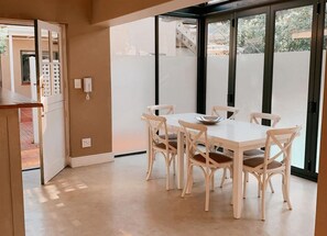 Pool Cottage | Área de estar | TV de tela plana