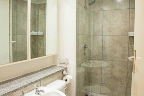 Executive Apartment, 3 Bedrooms | Bathroom | Hair dryer, towels, shampoo