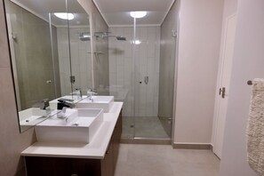 Articles de toilette gratuits, sèche-cheveux, savon, shampoing