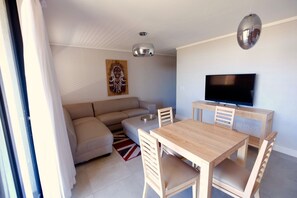Appartement Standard, 1 chambre | Coin séjour | TV connectée de 50 pouces avec chaînes par satellite, télévision