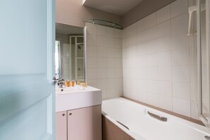 Baignoire, sĂšche-cheveux, serviettes fournies