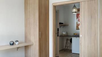 Appartement Premium, vue jardin | Coffres-forts dans les chambres, rideaux occultants