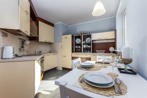 Apartamento | Cozinha americana privada | Geladeira, micro-ondas, fogão, cooktop
