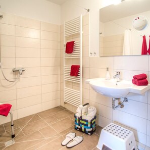 Dusche, Haartrockner, Handtücher