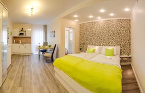 Allergikerbettwaren, Schreibtisch, Verdunkelungsvorhänge