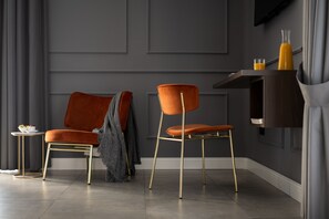 غرفة ديلوكس ثلاثية - بشرفة - منظر للمدينة | ملاءات من القطن المصري وأغطية فراش متميزة وألحفة محشوة بالريش