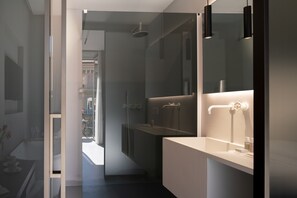 Habitación doble Deluxe, balcón, vista a la ciudad | Baño | Regadera tipo lluvia y amenidades de baño de diseñador 