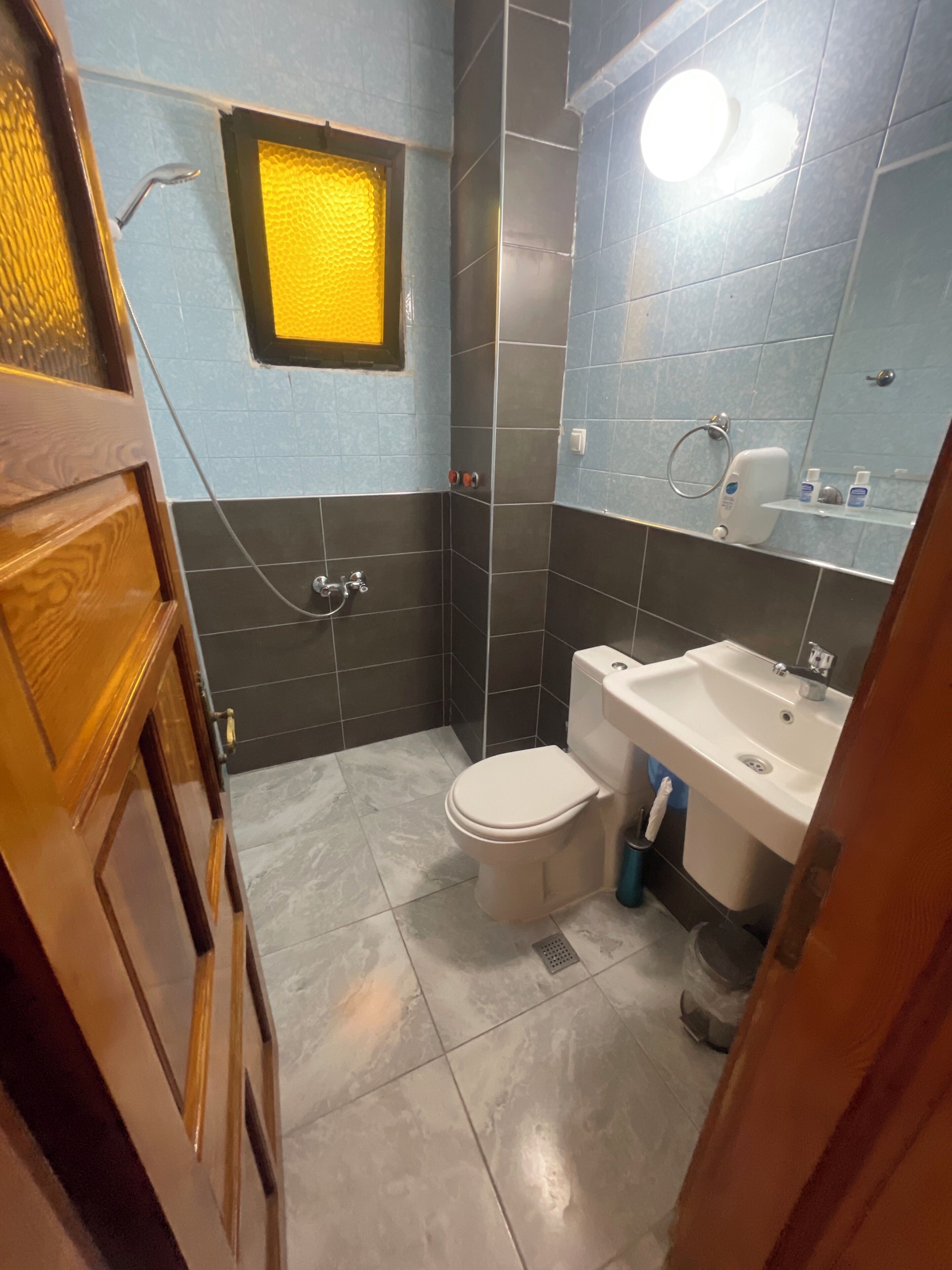 Un baño pequeño con inodoro, lavabo y ducha.