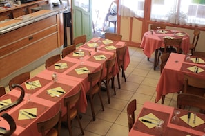 Daily continental breakfast (EUR 6.5 per person)