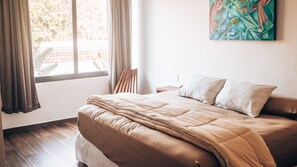 ตู้นิรภัยในห้องพัก, ผ้าม่านกันแสง, เตารีด/โต๊ะรีดผ้า, Wi-Fi ฟรี