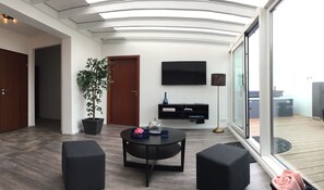 Apartment, 2 Schlafzimmer, Balkon | Wohnbereich | Smart-TV