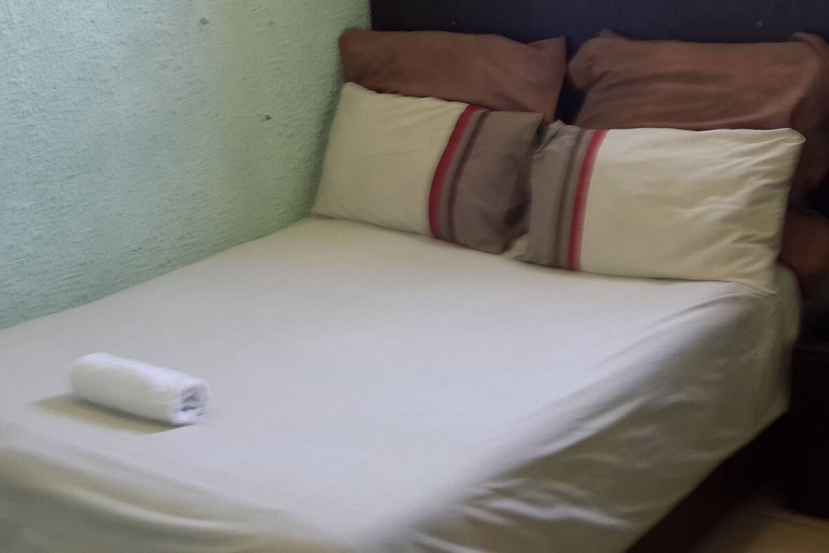 Tweepersoonskamer, gemeenschappelijke badkamer | Een strijkplank/strijkijzer, extra bedden (toeslag), beddengoed