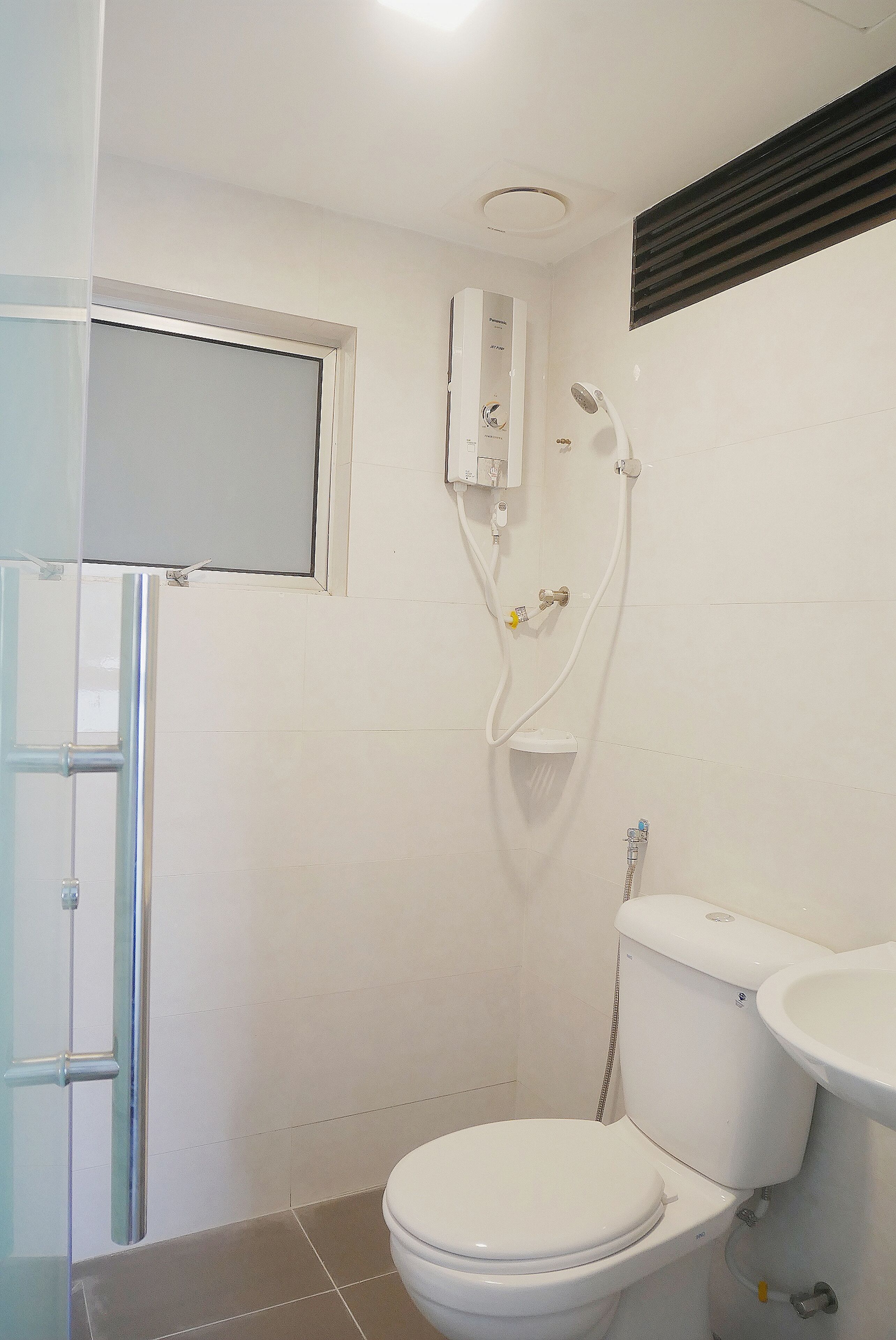 Standard Quadruple Room | Bilik Mandi | Pancuran mandi, pengering rambut, tuala disediakan, sabun 