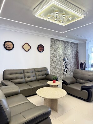 Appartement, 3 slaapkamers | Woonkamer | Een televisie