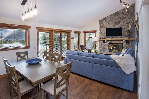 Condo, 3 Bedrooms | Living room | Smart TV