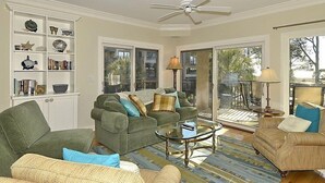 Flat-screen TV, DVD player - Beachside Tns 1869 (Hilton Head Island)