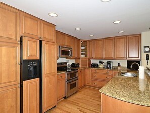 Stovetop, dishwasher, cookware/dishes/utensils - Beachside Tns 1869 (Hilton Head Island)