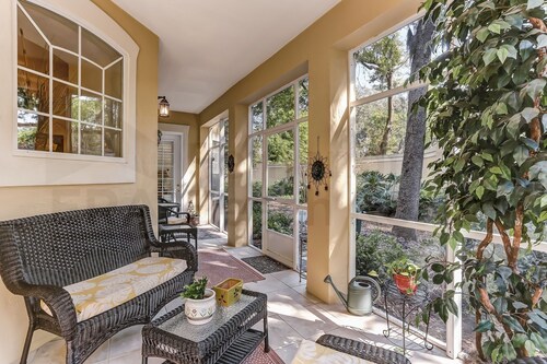 Exclusive Gated Villas at Summer Beach, Short Walk to the Beach by RedAwning