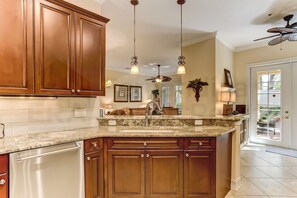 Condo, 2 phòng ngủ | Nội thất