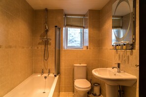 Een douche, gratis toiletartikelen, een haardroger, handdoeken