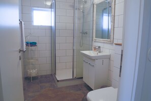 Apartamento, 2 habitaciones | Baño | Ducha, secador de pelo, toallas y champú