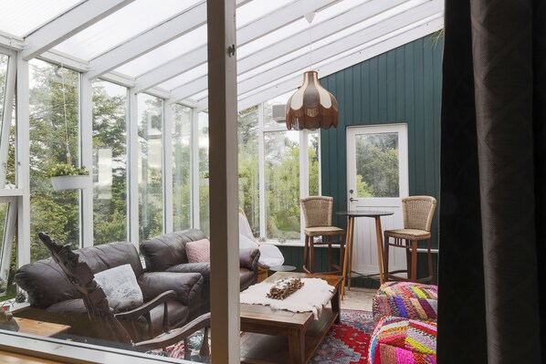 Apartamento, 2 habitaciones | Zona de estar | Una televisión de pantalla plana, Netflix