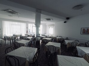 含每日吃到飽早餐