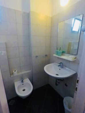 Quadruple Room | Bathroom | Shower, rainfall showerhead, free toiletries, slippers - Alevon (Rimini)