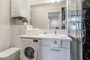 Huoneisto | Kylpyhuone | Suihku, ilmaiset hygieniatuotteet, hiustenkuivaaja, pyyhkeet