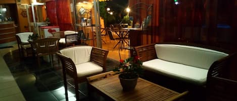 Un espacio interior acogedor con muebles de madera y una planta en maceta.