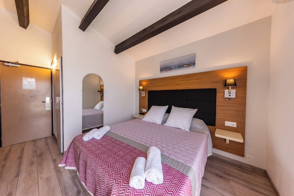 Habitación estándar (Floor) | Minibar, caja de seguridad en la habitación y decoración personalizada