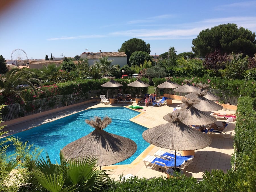 Piscina externa sazonal, funciona das 10h às 20h, guarda-sóis