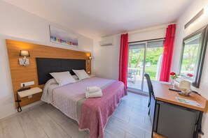 컴포트 더블룸, 정원 전망, 1층 | 미니바, 객실 내 금고, 각각 다른 스타일의 인테리어, 각각 다르게 가구 비치