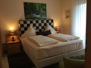 Escritorio, sistema de insonorización, wifi gratis y ropa de cama