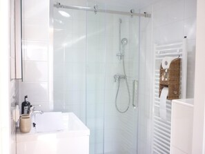 Ducha, artículos de higiene personal gratuitos y secador de pelo