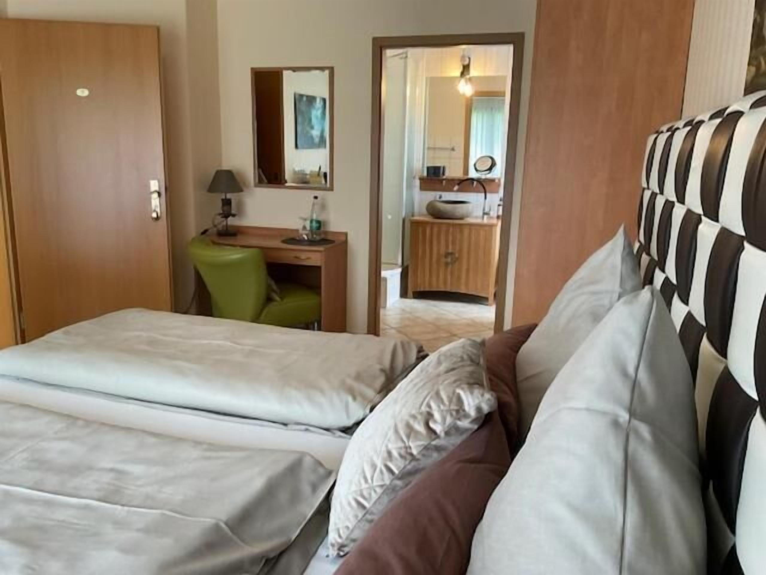 Escrivaninha, quartos à prova de som, Wi-Fi de cortesia, roupa de cama