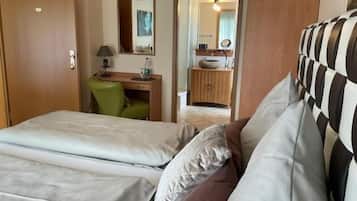 Escrivaninha, quartos à prova de som, Wi-Fi de cortesia, roupa de cama