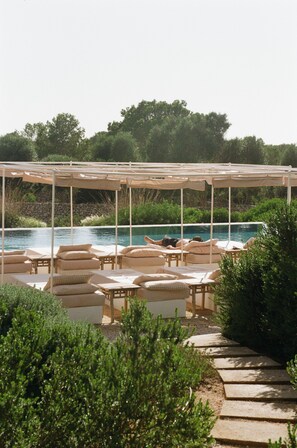 Outdoor pool, pool umbrellas, sun loungers - Hotel Menorca Experimental (Alayor)