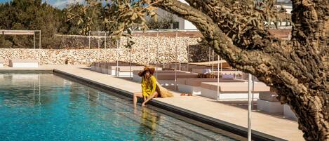 Piscine extérieure, parasols de plage, chaises longues