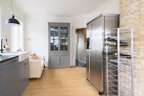 Luxury Apartment, 3 Bedrooms (The Merchant's Residence) | Private kitchen | Fridge, microwave, oven, stovetop - Hoepfner  Historical House (Akureyri)