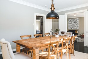 Luxury Apartment, 3 Bedrooms (The Merchant's Residence) | In-room dining - Hoepfner Historical House (Akureyri)