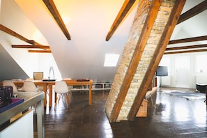Loft, 3 chambres (The Old Warehouse) | Coin séjour | Télévision à écran plat