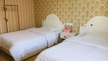 Blackout drapes, free WiFi, bed sheets