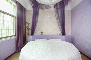 Round Bed Room | Blackout drapes, free WiFi, bed sheets - AiShang Hostel (Zhangjiajie)
