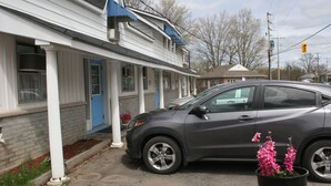 Front of property - Buckeye Centre Waterfront Inn (Kawartha Lakes)