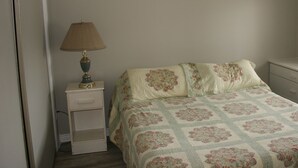 Superior Suite, 1 Queen Bed with Sofa bed, Patio, River View - Buckeye Centre Waterfront Inn (Kawartha Lakes)