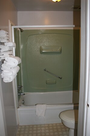 Economy Apartment, 1 Double Bed | Bathroom