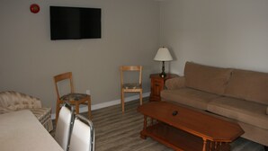 Superior Suite, 1 Queen Bed with Sofa bed, Patio, River View | Interior detail - Buckeye Centre Waterfront Inn (Kawartha Lakes)