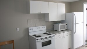 Superior Suite, 1 Queen Bed with Sofa bed, Patio, River View | Private kitchen - Buckeye Centre Waterfront Inn (Kawartha Lakes)