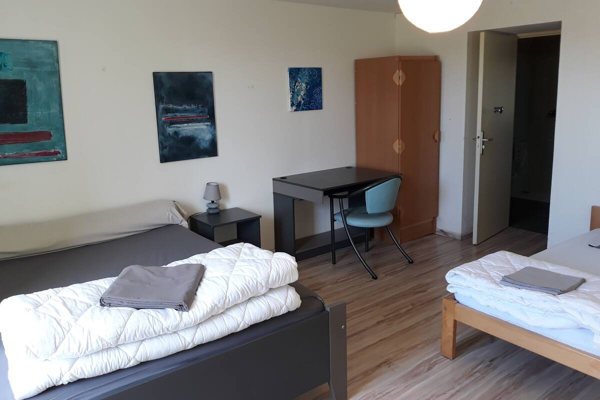 Chambre Quadruple Confort, salle de bains privée, vue jardin (RDC)